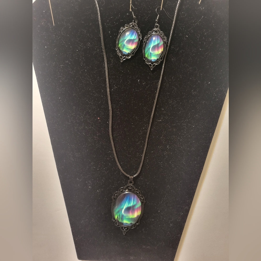 Elegant Iridescent Necklace and Earring Set